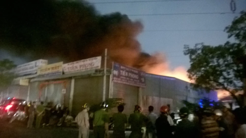 Cháy lớn tại khu xử lý chất thải rắn, QL 1A bị phong tỏa ảnh 2